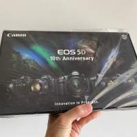 全新原裝正品 限量 CANON EOS 5D 10週年紀念襟針套裝相架 襟章 扣針 COLLECTION PI...