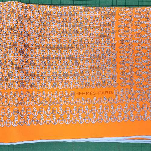 Herm&egrave;s (愛馬仕) 的經典橘色Pocket square
