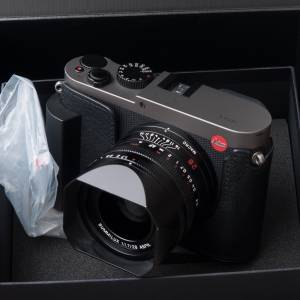 Leica Q Titan