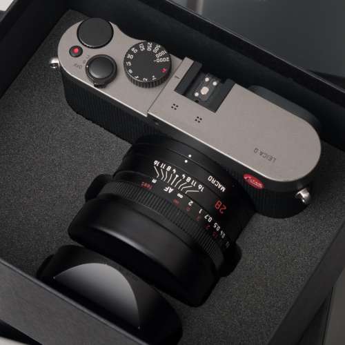 Leica Q Titan