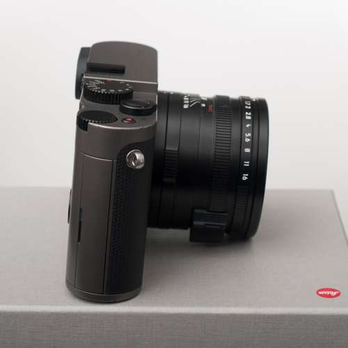 Leica Q Titan