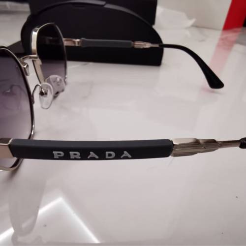 Prada 太陽眼鏡