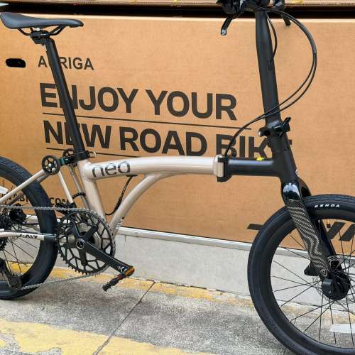 靚價  鈦黑色 2026 JAVA NEO 9速 油剎桶軸 碳叉 20吋406 鋁合金折叠車 （三折叠小布...