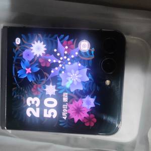 99新Z Flip 5 256GB $1200左側有小點