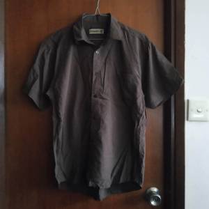 Brown Short-Sleeves Shirt &middot; 深棕色短袖襯衫
