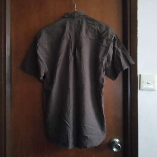 Brown Short-Sleeves Shirt &middot; 深棕色短袖襯衫