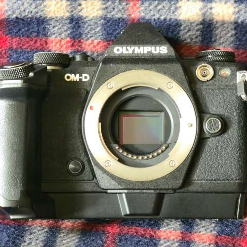 Olympus OM-D EM5 mark II Black with HLD 8G (金屬手柄)