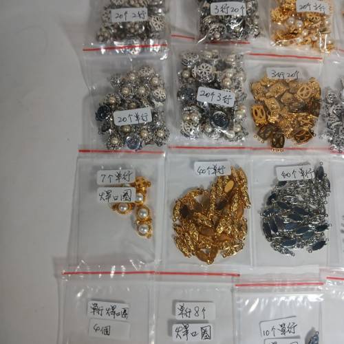 清理舊存貨 手串 /頸鏈銅扣 ，大部分日本進口， 每包150元 如照片顯示 ，多量價錢可...