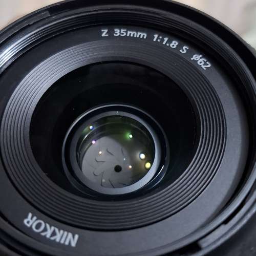 NIKON NIKKOR Z 35mm f/1.8 S (鏡身底邊位有少少甩色)
