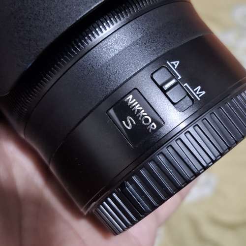 NIKON NIKKOR Z 35mm f/1.8 S (鏡身底邊位有少少甩色)