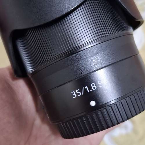 NIKON NIKKOR Z 35mm f/1.8 S (鏡身底邊位有少少甩色)