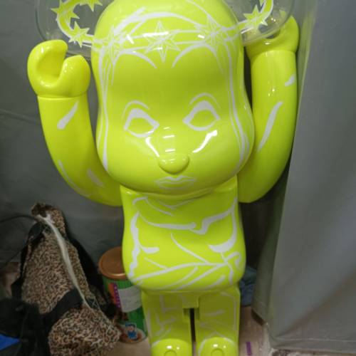 這是一隻螢光黃色的 MSGM x BE@RBRICK 1000% 聯名公仔，是 2022 年澳門限定的款