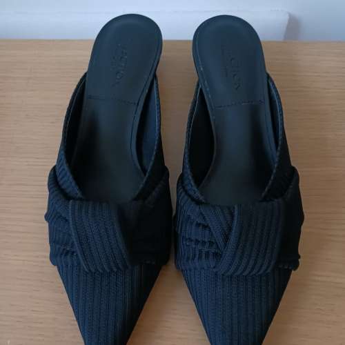 Charles & Keith 黑色尖頭穆勒鞋 mule