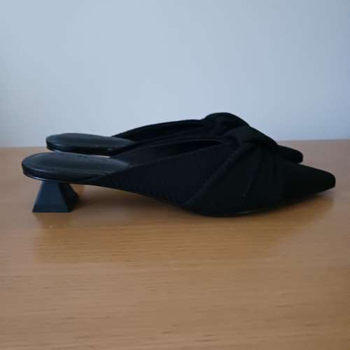 Charles & Keith 黑色尖頭穆勒鞋 mule