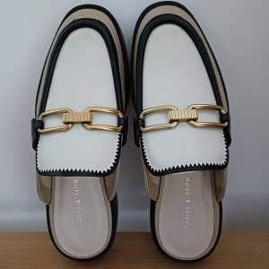 Charles & Keith 白色鏈條穆勒鞋 mule (women&rsquo;s shoes)