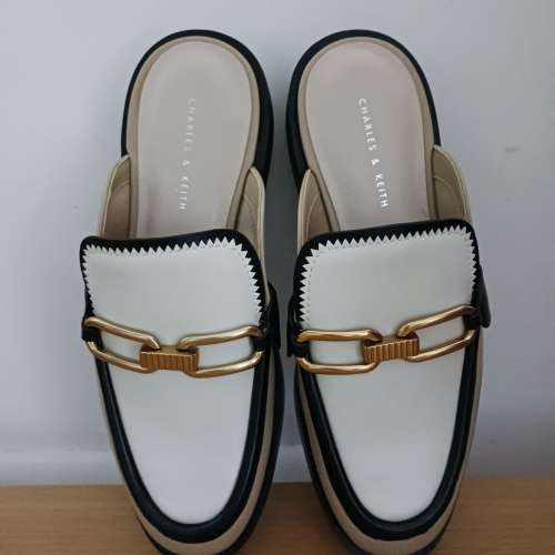 Charles & Keith 白色鏈條穆勒鞋 mule (women&rsquo;s shoes)