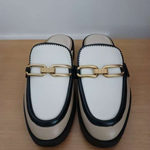 Charles & Keith 白色鏈條穆勒鞋 mule (women&rsquo;s shoes)