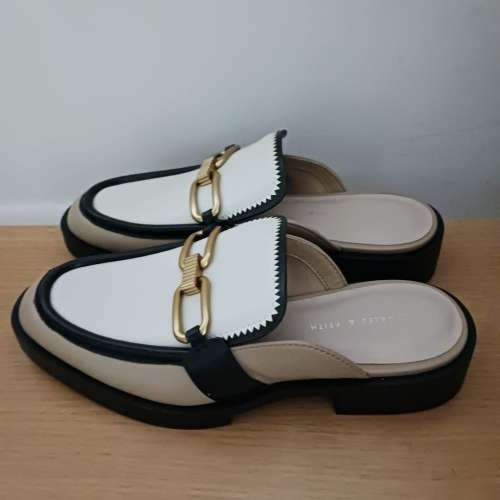 Charles & Keith 白色鏈條穆勒鞋 mule (women&rsquo;s shoes)