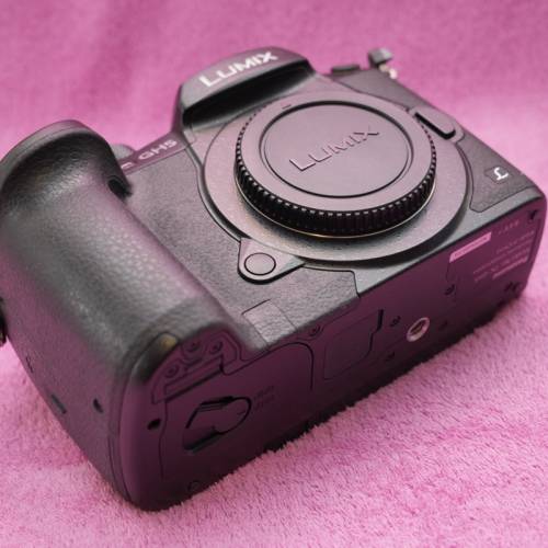 Panasonic Lumix GH5 body + battery drip