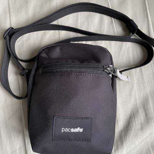 Pacsafe 全新細斜孭袋