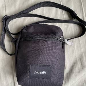 Pacsafe 全新細斜孭袋