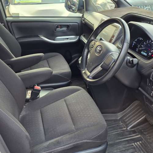 Toyota VOXY HYBRID FACELIFT