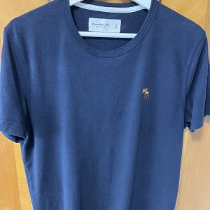 A&F T-shirt Slim Fit with Icon - T恤 (Navy Blue)