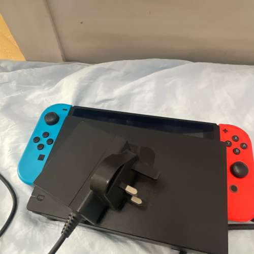 放 輕度使用 Nintendo Switch 大電版 V2 主機配件套裝