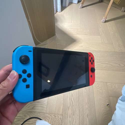 放 輕度使用 Nintendo Switch 大電版 V2 主機配件套裝