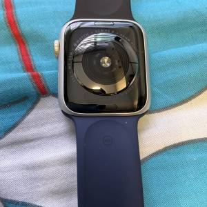 Apple Watch Series 4 LTE，44mm 錶盤。
