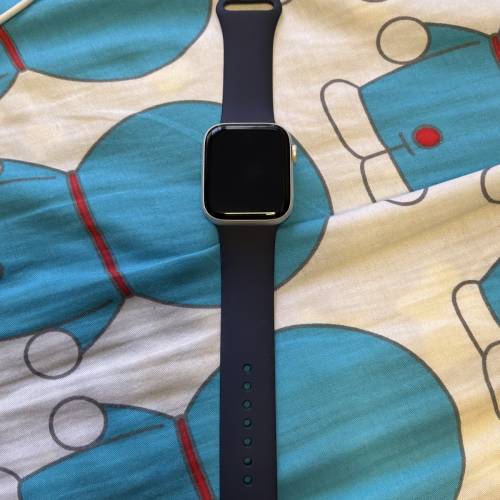 Apple Watch Series 4 LTE，44mm 錶盤。