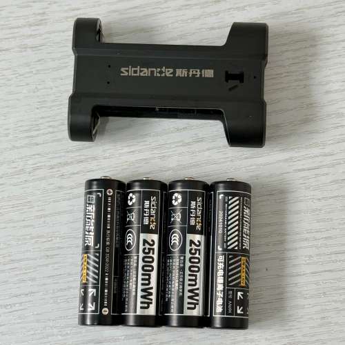 Sidande斯丹德AA(5號)1.5V鋰電池4粒及充電器1個