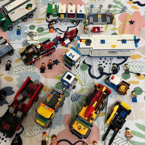 物超所值 Lego 大量不同款式車、以及原有超多人仔 ，雷神、美國隊長等等