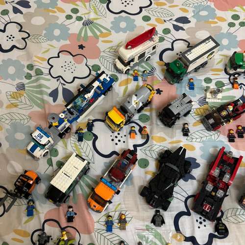 物超所值 Lego 大量不同款式車、以及原有超多人仔 ，雷神、美國隊長等等