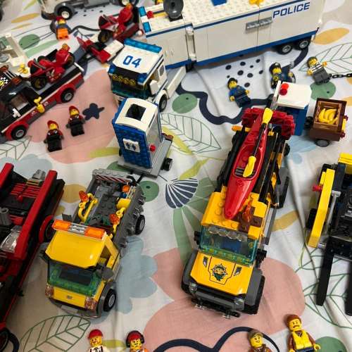 物超所值 Lego 大量不同款式車、以及原有超多人仔 ，雷神、美國隊長等等