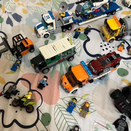 物超所值 Lego 大量不同款式車、以及原有超多人仔 ，雷神、美國隊長等等