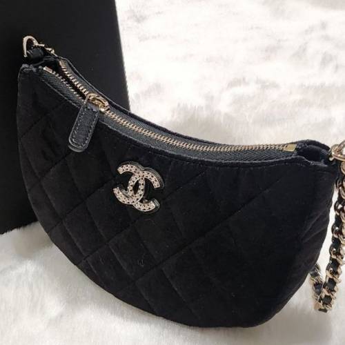 Chanel 黑金水鑽絲絨半月型手袋