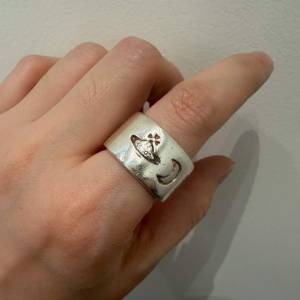 Vivienne Westwood 復古純銀符號戒指
