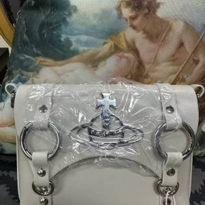 （全新有瑕疵）中古現貨｜Vivienne Westwood White Smooth Leather Betty Mini Sat...