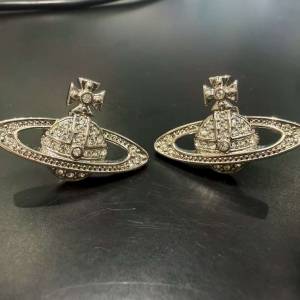 Vivienne Westwood Mini Bas Relief 銀色耳環