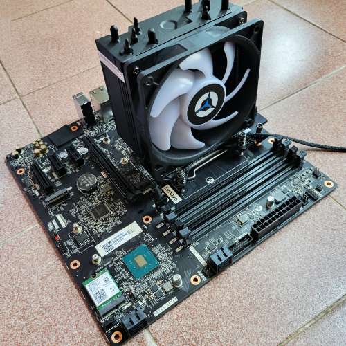 新機拆出LENOVO LEGION B460/Z490底板，原機GOLD火牛