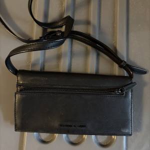 Charles & Keith 黑色斜挎包
