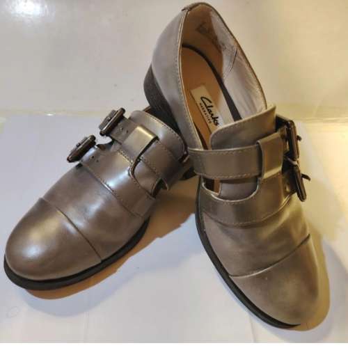 Clarks 暗綠色1吋高女裝皮鞋