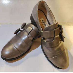 Clarks 暗綠色1吋高女裝皮鞋