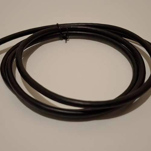 這是一條黑色 USB Type-C 轉 USB-A 傳輸線。