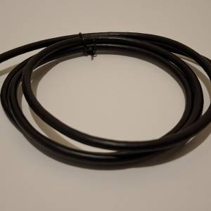 這是一條黑色 USB Type-C 轉 USB-A 傳輸線。