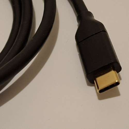 這是一條黑色 USB Type-C 轉 USB-A 傳輸線。