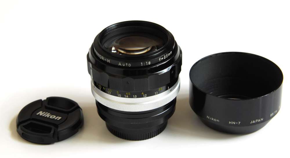 Nikon 85mm f1.8 Nippon Kogaku Nikkor-H non-AI with HN-7 metal hood