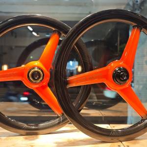 靚價 ( 買車直接升級更優惠 ) SUNCORD FEELNEO JAVA NEO 349 中鎖桶軸 碳纖維三刀輪組