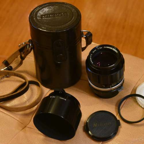 Nikon銘鏡: Nikkor-P.C 105mm新淨手動鏡、原廠遮光罩HS-8及皮鏡筒